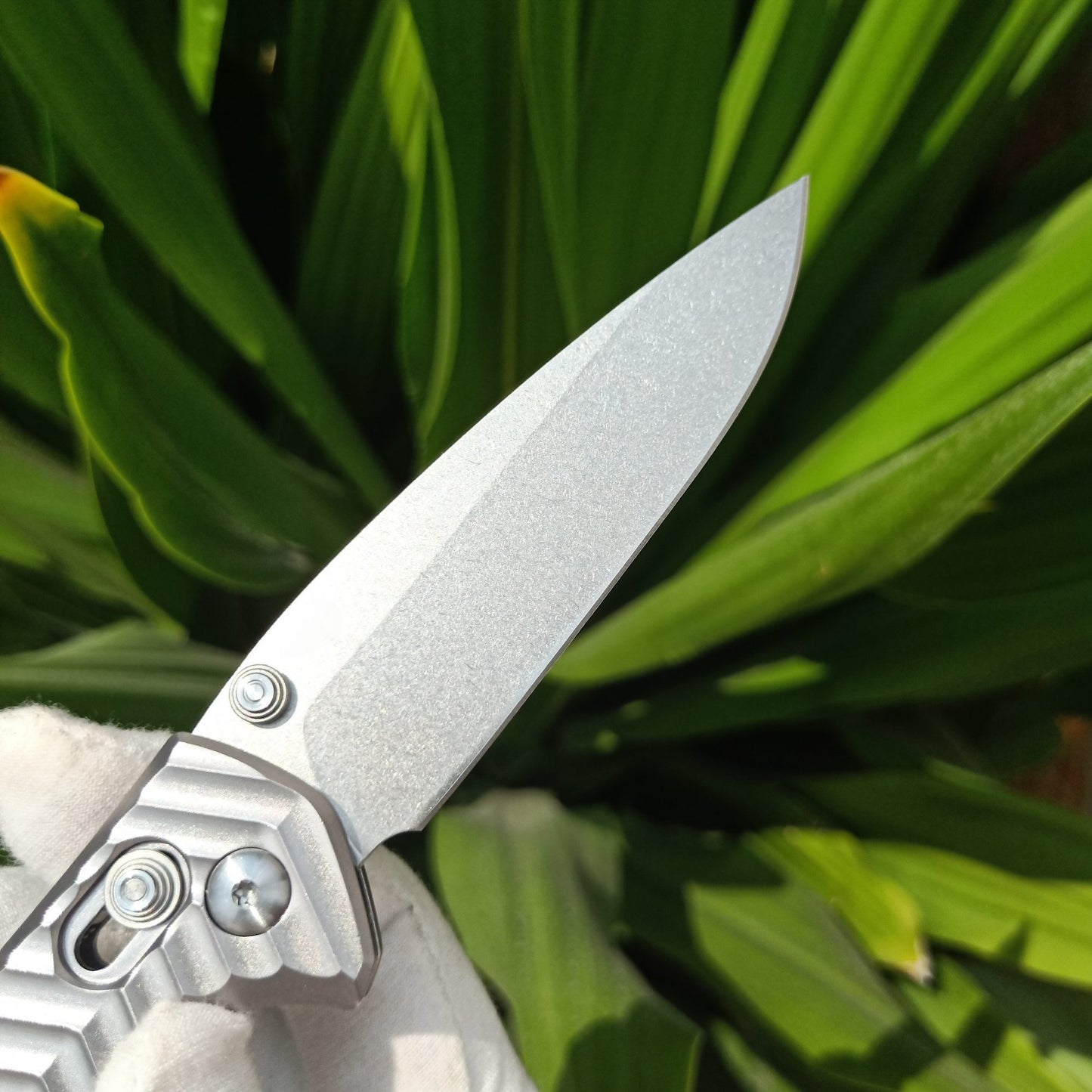 BM781 Silver Textured D2 Steel Folding Outdoor Tool