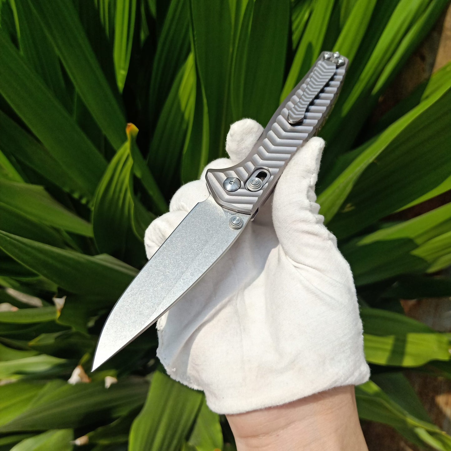 BM781 Silver Textured D2 Steel Folding Outdoor Tool